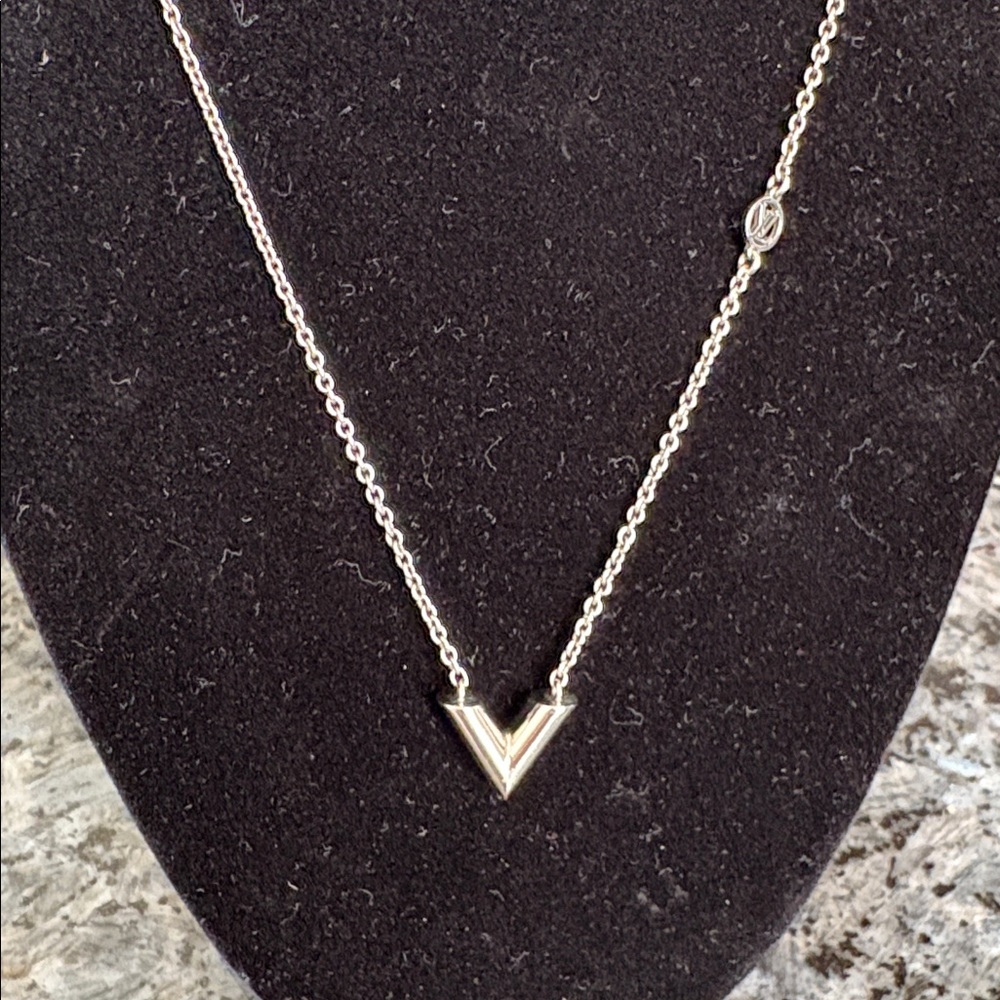 Authentic Louis Vuitton Essential V Necklace with Box and Dustbag